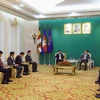 Quang cảnh cuộc gặp giữa Đại sứ Việt Nam Nguyễn Huy Tăng với Phó Thủ tướng thứ nhất Chính phủ Hoàng gia Campuchia Neth Savoeun. (Ảnh: Huỳnh Thảo/TTXVN)