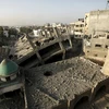 Cảnh đổ nát tại đền thờ Hồi giáo al-Omari ở Jabalia, phía Bắc Dải Gaza sau vụ oanh tạc của Israel. (Ảnh: AFP/TTXVN)