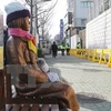 Bức tượng 'phụ nữ mua vui' dựng bên ngoài Lãnh sự quán Nhật Bản ở thành phố Busan, miền Nam Hàn Quốc. (Nguồn: AFP/TTXVN)