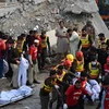 Lực lượng cứu hộ chuyển thi thể nạn nhân tại hiện trường vụ nổ đền thờ ở Peshawar, Pakistan, ngày 30/1/2023. (Nguồn: AFP/TTXVN) 