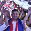 Ông Santiago Pena (giữa) - ứng cử viên Tổng thống của đảng trung hữu Colorado cầm quyền ở Paraguay - mừng chiến thắng trong cuộc bầu cử Tổng thống, tại Asuncion ngày 30/4/2023. (Nguồn: AFP/TTXVN)