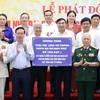 Chủ tịch nước Võ Văn Thưởng trao ủng hộ đợt 1 cho tỉnh Điện Biên. (Ảnh: Thống Nhất/TTXVN)