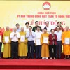 Chủ tịch nước Võ Văn Thưởng và các tập thể ủng hộ làm nhà Đại đoàn kết cho hộ nghèo tỉnh Điện Biên. (Ảnh: Thống Nhất/TTXVN) 