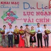 Tặng hoa chúc mừng các công ty, hợp tác xã tham gia chương trình du lịch mùa vải chín ở Lục Ngạn, Bắc Giang. (Ảnh: Danh Lam/TTXVN) 