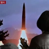Người dân tại Seoul (Hàn Quốc) theo dõi qua truyền hình bản tin về vụ phóng tên lửa của Triều Tiên ngày 19/3/2023. (Ảnh: AFP/TTXVN) 