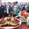 Người dân thích thú xem những sản phẩm ẩm thực vịt, lợn quay tại Hội thi Hương sắc Ẩm thực Xứ Lạng năm 2023. (Ảnh: Anh Tuấn/TTXVN) 
