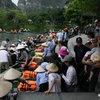 Lượng du khách đông khiến bến thuyền Tràng An quá tải. (Ảnh: Hải Yến/TTXVN)