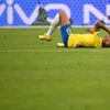 Vẻ mặt đau đớn của Neymar sau khi bị cầu thủ Mexico dẫm lên chân trong trận đấu giữa đội tuyển Brazil và Mexico. (Nguồn: THX/TTXVN)