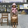Bức tượng biểu tượng cho phụ nữ mua vui được đặt trước Đại sứ quán Nhật Bản ở thủ đô Seoul, Hàn Quốc. (Ảnh: Kyodo/TTXVN)