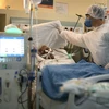 Điều trị cho bệnh nhân nhiễm COVID-19 tại bệnh viện Oceanico ở Niteroi, Rio de Janeiro, Brazil. (Ảnh: AFP/TTXVN)