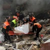 Lực lượng cứu hộ giải cứu nạn nhân mắc kẹt trong đống đổ nát sau cuộc không kích của Israel xuống Dải Gaza, ngày 16/5. (Ảnh: THX/TTXVN)