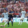 Pha tranh bóng giữa tiền vệ Enzo Fernandez (số 24) của Argentina với Luka Modric (số 10) của Croatia. (Ảnh: AFP/TTXVN)