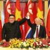 Tổng Bí thư Nguyễn Phú Trọng và Chủ tịch Triều Tiên Kim Jong-un nắm tay nhau, thể hiện tình hữu nghị giữa hai Đảng, hai Nhà nước và nhân dân Việt Nam-Triều Tiên, ngày1/3/2019. (Ảnh: Trí Dũng/TTXVN)