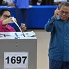 Cử tri bỏ phiếu bầu Quốc hội tại điểm bầu cử ở tỉnh Kandal, Campuchia. (Nguồn: AFP/TTXVN)