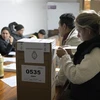 Cử tri Argentina bỏ phiếu tại một địa điểm bầu cử ở Buenos Aires. (Ảnh: AFP/TTXVN)