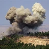 Khói bốc lên sau một cuộc không kích của Nga tại tỉnh Idlib, Tây Bắc Syria. (Ảnh: AFP/TTXVN)