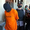 Cảnh sát Indonesia áp giải nghi phạm khủng bố tại Sorong, Indonesia. (Ảnh: AFP/TTXVN) 