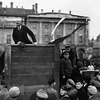 V.I. Lenin đọc diễn văn tại Quảng trường Đỏ ở Moskva trong Lễ kỷ niệm một năm ngày Cách mạng Tháng Mười Nga vĩ đại, 7/11/1918. (Ảnh: Tư liệu/TTXVN phát)