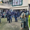 Cảnh sát trong chiến dịch truy quét các thành viên băng đảng bị nghi ngờ sản xuất và buôn bán fentanyl tại San Jose, Costa Rica. (Ảnh: AFP/TTXVN)