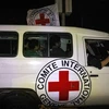 Xe của Hội Chữ thập Đỏ Quốc tế chở những con tin được phóng thích bởi Hamas di chuyển về phía cửa khẩu Rafah để sang Ai Cập trước khi bàn giao cho Israel, tối 25/11. (Ảnh: AFP/TTXVN)