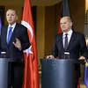 Thủ tướng Đức Olaf Scholz (phải) trong cuộc họp báo chung với Tổng thống Thổ Nhĩ Kỳ Recep Tayyip Erdogan tại Berlin, ngày 17/11. (Ảnh: AFP/TTXVN)