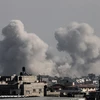 Khói bốc lên sau cuộc không kích của Israel xuống Dải Gaza ngày 17/12. (Ảnh: AFP/TTXVN)