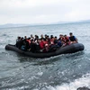 Người di cư Afghanistan tới ngoài khơi đảo Kos, Hy Lạp khi vượt qua vùng biển Aegean giữa Thổ Nhĩ Kỳ và Hy Lạp ngày 27/5 vừa qua. (Ảnh: AFP/TTXVN)