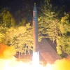 Tên lửa đạn đạo xuyên lục địa Hwasong-14 của Triều Tiên được phóng tại một địa điểm bí mật. (Ảnh: EPA/TTXVN)
