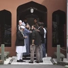 Người Hồi giáo vào cầu nguyện sau khi nhà thờ Al Noor ở Christchurch, New Zealand mở cửa trở lại ngày 23/3 vừa qua. (Ảnh: AFP/TTXVN)