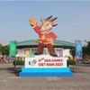 Biểu tượng SEA Games 31 được trang trí trước cửa Nhà thi đấu đa năng tỉnh Bắc Ninh. (Ảnh: Thanh Thương/TTXVN)