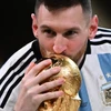 Giây phút cầu thủ vĩ đại nhất trong lịch sử Lionel Messi được hôn lên Cup vô địch World Cup 2022. (Ảnh: AFP/TTXVN)