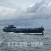 Lực lượng chức năng của Hải đoàn 32-Bộ Tư lệnh Vùng Cảnh sát biển 3 phát hiện tàu mang số hiệu LA-05058 tại vùng biển cách phía Nam-Đông Nam Côn Đảo khoảng 90 hải lý có dấu hiệu nghi vấn, yêu cầu dừng phương tiện, tiến hành kiểm tra hàng hóa. (Ảnh: TTXVN 