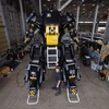 Giám đốc điều hành Ryo Yoshida chụp ảnh với ARCHAX, một robot khổng lồ do con người điều khiển, ngày 27/9 vừa qua.(Nguồn: Reuters)