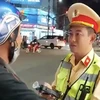 Lực lượng Cảnh sát Giao thông kiểm tra nồng độ cồn với ông T. (Ảnh cắt từ clip của Cục Cảnh sát Giao thông)