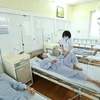 Bệnh nhân mắc sốt xuất huyết điều trị tại Bệnh viện đa khoa Đức Giang. (Ảnh: Minh Quyết/TTXVN)