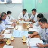 Các bác sỹ Bệnh viện Chợ Rẫy, Thành phố Hồ Chí Minh, hội chẩn liên chuyên khoa về ca bệnh nghi ngộ độc cấp. (Ảnh: TTXVN phát)