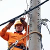 Công nhân ngành điện sửa chữa, khắc phục sự cố điện. (Ảnh minh họa: Vietnam+)