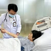 Bác sỹ Bệnh viện Đa khoa Thanh Vũ Medic Bạc Liêu kiểm tra vết ong đốt trên tay bệnh nhân T.H.C. (Ảnh: TTXVN phát)
