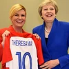 Tổng thống Croatia Kolinda Grabar-Kitarovic tặng áo đấu có tên Thủ tướng Anh Theresa May bên lề Hội nghị Thượng đỉnh NATO (Nguồn: Express)