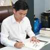 Tác giả Hoàng Hữu Thắng ký tặng sách cho độc giả. (Ảnh: NVCC)