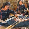 Người dân tham gia dự án Bảo tồn nghề dệt truyền thống của người Ba Na, tỉnh Gia Lai năm 2022. (Ảnh: Hội đồng Anh)