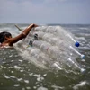 Một em nhỏ sử dụng ván lướt sóng được làm từ các chai nhựa tham gia chiến dịch nâng cao ý thức cho cộng đồng về tác hại của chất thải nhựa đối với đại dương. (Nguồn: AFP/TTXVN) 
