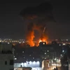 Khói lửa bốc lên sau một vụ ném bom của Israel xuống thành phố Gaza ngày 16/6/2021. (Nguồn: AFP/TTXVN) 