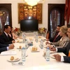 Đại sứ Dương Quốc Thanh trao đổi với Bộ trưởng Rubén Dario Capdevila các biện pháp nhằm thúc đẩy hợp tác trong lĩnh vực văn hóa. (Ảnh: Hoài Nam/TTXVN) 