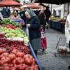 Người dân mua thực phẩm tại khu chợ ở Athens, Hy Lạp. (Ảnh: AFP/TTXVN)