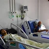 Những người bị thương trong vụ tấn công bằng máy bay không người lái nhằm vào Học viện Quân sự Syria được điều trị tại bệnh viện ở Homs, ngày 5/10/2023. (Ảnh: AFP/TTXVN)
