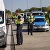 Cảnh sát Đức kiểm tra các phương tiện tại khu vực Frankfurt Oder, biên giới với Ba Lan, ngày 28/9/2023. (Ảnh: AFP/TTXVN)