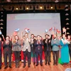 Chủ tịch Quốc hội Vương Đình Huệ với các nghệ sỹ tham gia biểu diễn chương trình chính trị nghệ thuật kỷ niệm 50 năm thiết lập quan hệ ngoại giao Việt Nam-Argentina. (Ảnh: Doãn Tấn/TTXVN)