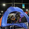 Người di cư trú trong lều tạm ở làng Kelebija, biên giới Serbia-Hungary. (Ảnh: AFP/TTXVN)