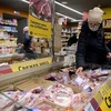 Người dân mua sắm tại siêu thị ở Moskva, Nga. (Ảnh: AFP/ TTXVN)